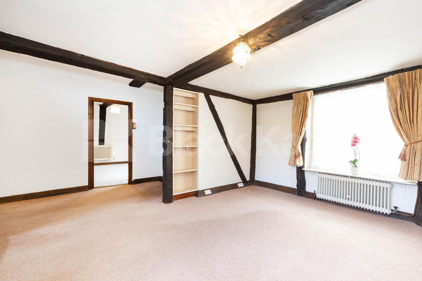 A elegant and historic 16th century detached house on an exclusive street   Totteridge Common, Highwood Hill